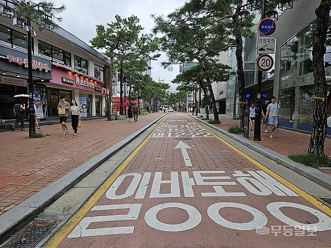 서울 종로구 혜화역 인근 소나무길(대학로 11길). 낙후된 이면도로 상권이었던 소나무길은 지난 2016년부터 보행환경 개선사업이 이뤄지면서 보행자와 관광객이 몰리는 거리가 됐다. 이삼섭기자 seobi@mdilbo.com