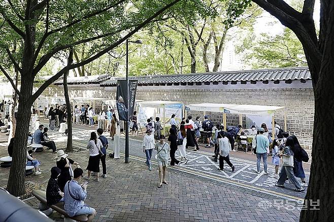 2024년 9월 22일 서울 정동길에서 서울시와 녹색서울시민위원회가 개최로 열린 '2024 차(車) 없는 날, 차(茶) 있는 거리' 행사에서 시민들이 주말 나들이를 즐기고 있다. 정동길은 서울시의 '걷고 싶은 거리' 정책에 따라 보행로를 확장하는 등 보행 편의성을 개선했다. 뉴시스