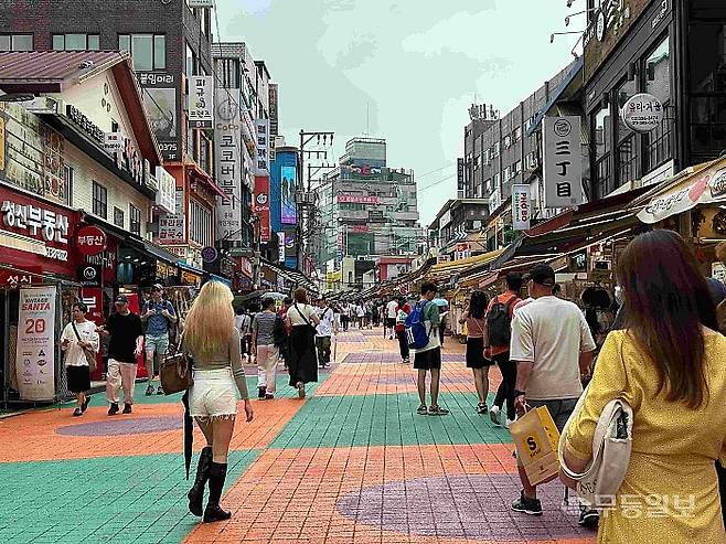 마포구는 2023년 홍대 일대 공영주차장 140면을 없애고 보행자 전용도로로 바꾼 후 주말에는 차 없는 거리를 운영 중이다. 서울시