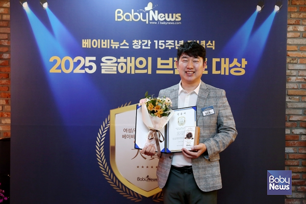 김진영 지오크리에이티브 대표가&nbsp;23일 오후 서울 마포구 베이비뉴스 스튜디오에서 열린 2025 올해의 브랜드 대상 시상식 포토존에서 기념촬영을 하고 있다. 지오크리에이티브 지오헬멧은 두상교정헬맷 부문에서 1위를 차지했다. 이효상 기자 ⓒ베이비뉴스