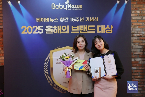 오지영 한국인삼공사 팀장(오른쪽)과 최은경 프로가&nbsp;23일 오후 서울 마포구 베이비뉴스 스튜디오에서 열린 2025 올해의 브랜드 대상 시상식 포토존에서 기념촬영을 하고 있다. 정관장 아이키커는 키성장영양제 부문에서 1위를 차지했다. 이효상 기자 ⓒ베이비뉴스