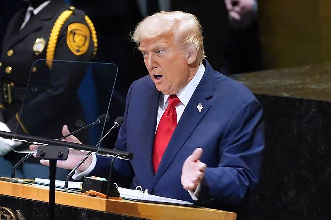 도널드 트럼프 미국 대통령이 현지시각 23일 미국 뉴욕 유엔 본부에서 열린 제80차 유엔 총회에서 연설하고 있다.  AP/뉴시스