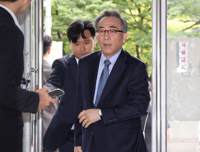 조태열 전 외교부 장관이 피의자 신분으로 조사를 받기 위해 24일 서울 서초구 순직해병특별검사팀으로 출석하고 있다. (사진=연합뉴스)