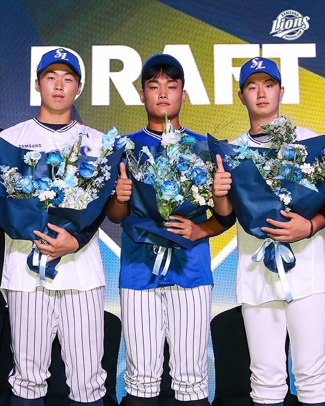 삼성라이온즈 신인선수들이 25일 홈경기에서 팬들에게 인사를 전한다. 사진=삼성라이온즈 구단 SNS