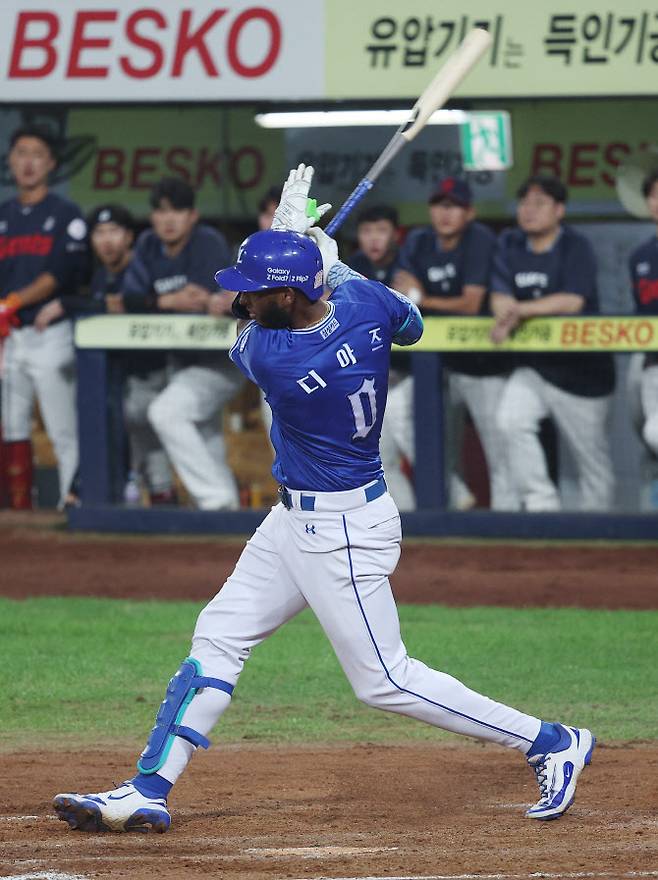 24일 대구 삼성라이온즈파크에서 열린 프로야구 롯데와 삼성의 경기. 4회말 1사 주자 2, 3루 상황에서 타선에 선 삼성 디아즈가 2타점 안타를 치고 있다. 사진=연합뉴스