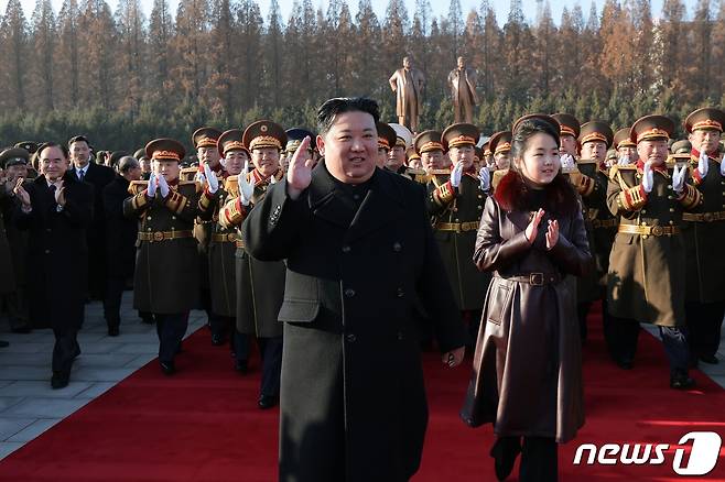 (평양 노동신문=뉴스1) = 김정은 북한 노동당 총비서와 딸 주애. [국내에서만 사용가능. 재배포 금지. DB 금지. For Use Only in the Republic of Korea. Redistribution Prohibited] rodongphoto@news1.kr