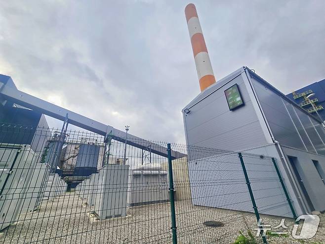 에스토니아 국영 에너지 기업 에스티 에네르지아와 LG에너지솔루션은 오베르(Auvere) 산업단지에 재생에너지와 관련한 에너지저장장치(ESS)를 설치했다. 현지의 에너지 출입량이 화면에 표시되고 있다. ⓒ 뉴스1 황덕현 기자