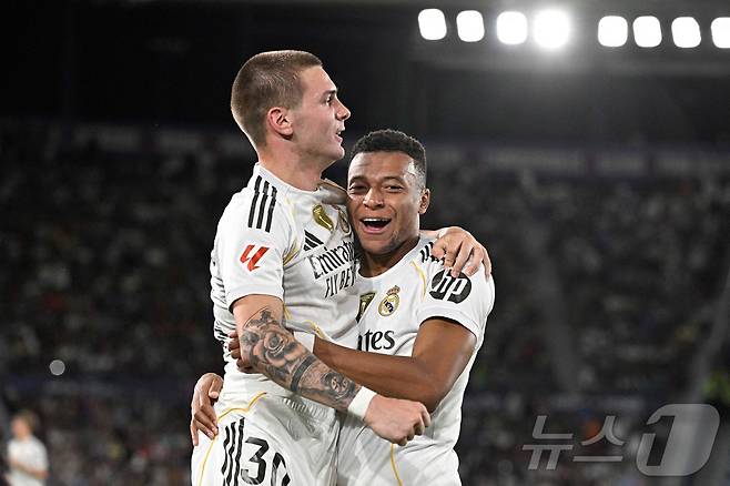 멀티골로 활약한 킬리안 음바페(오른쪽) ⓒ AFP=뉴스1