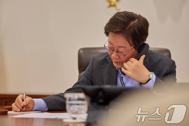 이재명 대통령이 지난 7월 서울 용산 대통령실 청사 집무실에서 샤브카트 미르지요예프 우즈베키스탄 대통령과 전화 통화하는 모습. (대통령실 제공. 재판매 및 DB 금지) 2025.7.24/뉴스1 ⓒ News1 허경 기자