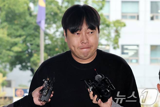 인터넷 불법 도박 사실을 털어놓은 개그맨 이진호가 지난해 10월22일 오후 서울 강남경찰서에 피의자 신분으로 출석하고 있다. 2024.10.22/뉴스1 ⓒ News1 이동해 기자