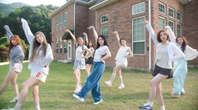 하츠투하츠 '프리티 플리즈' 뮤직비디오 영상 갈무리