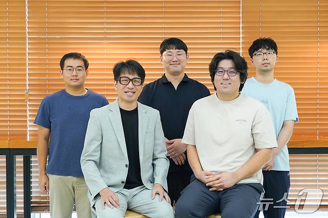 KAIST 전기 및 전자공학부 송영민 교수, GIST 전기전자컴퓨터공학과 정현호 교수(앞줄 좌측부터), GIST 전기전자컴퓨터공학과 김주환·김현민·이주형 연구원(뒷줄 좌측부터).(지스트 제공, 재판매 및 DB 금지)/뉴스1