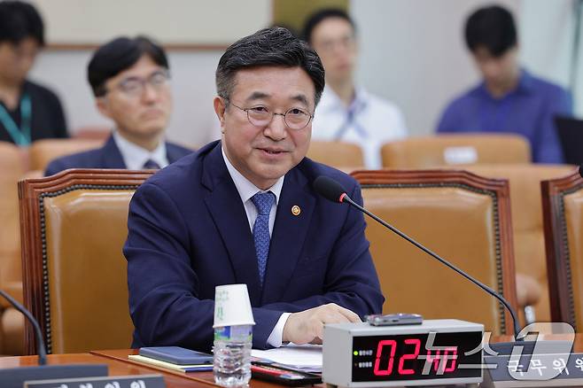 윤호중 행정안전부 장관이 24일 서울 여의도 국회에서 열린 법제사법위원회 전체회의에서 의원 질의에 답변하고 있다. 2025.9.24/뉴스1 ⓒ News1 신웅수 기자