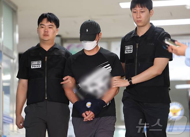 18일 오전 경기 수원시 영통구 수원영통경찰서에서 'KT 소액결제 사건' 피의자인 중국 교포 A 씨가 구속 전 피의자 심문(영장실질심사)를 받기 위해 나오고 있다.2025.9.18/뉴스1 ⓒ News1 김영운 기자