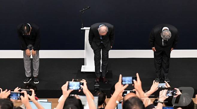 김영섭 KT 대표이사가 11일 오후 서울 종로구 KT 광화문 West 사옥에서 열린 소액결제 피해 관련 기자 브리핑에 앞서 고개숙여 사과를 하고 있다. 왼쪽부터 서창석 KT 네트워크부문장, 김 대표이사, 이현석 KT 고객(Customer)부문장. (공동취재) ⓒ News1 박지혜 기자