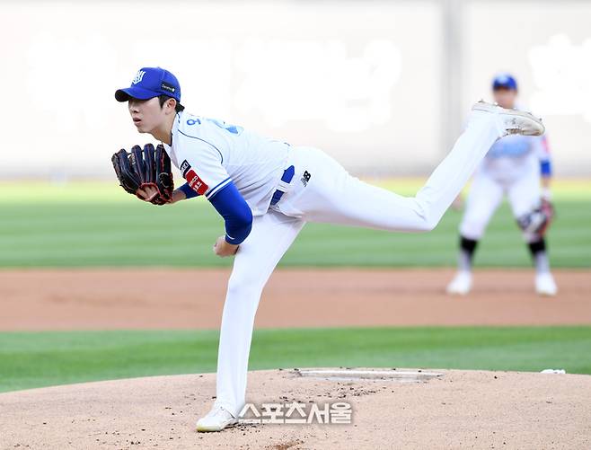 KT 오원석이 12일 수원케이티위즈파크에서 열린 2025 KBO리그 LG와 경기에 선발 등판해 힘차게 공을 던지고 있다. 수원 | 박진업 기자 upandup@sportsseoul.com