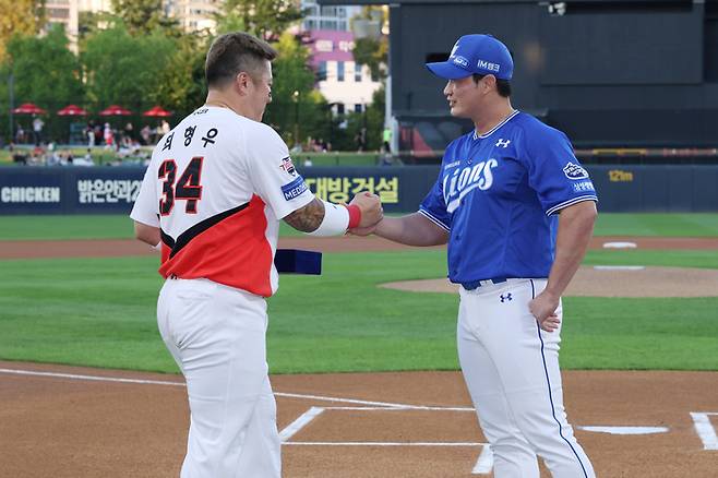 10일 광주-기아 챔피언스 필드에서 오승환 은퇴투어 행사가 열린 가운데 KIA 최형우(왼쪽)가 오승환에게 감사패를 전달하고 있다. 사진 | KIA 타이거즈