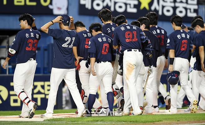 롯데 선수들이 잠실구장에서 열린 2025 KBO리그 LG와 경기에서 패배한 뒤 더그아웃으로 들어가고 있다. 잠실 | 박진업 기자 upandup@sportsseoul.com