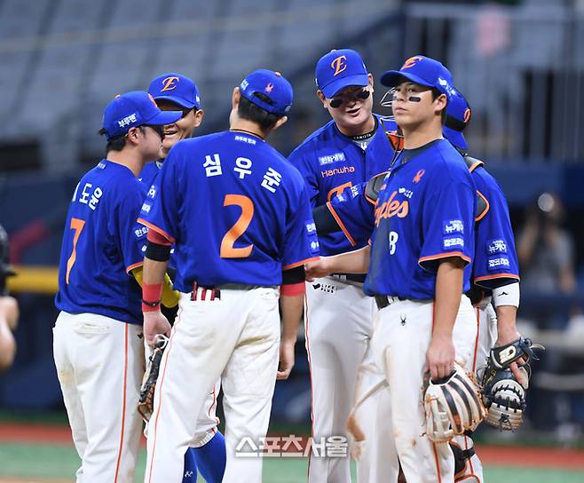 한화 선수들이 27일 서울 고척스카이돔에서 열린 2025 KBO리그 키움과 경기 승리 후 하이파이브를 하며 승리를 자축하고 있다. 고척 | 최승섭기자 thunder@sportsseoul.com