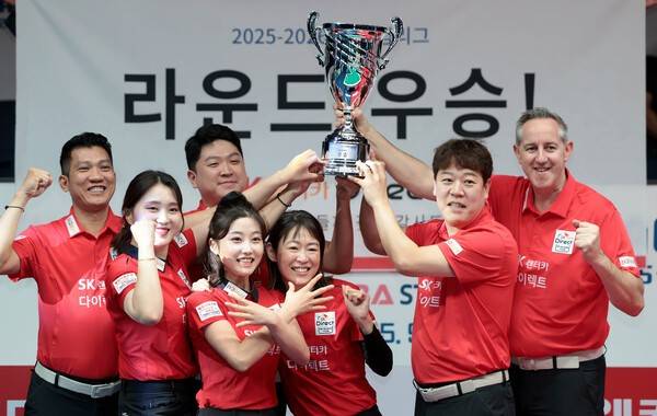지난 14일부터 22일까지 경기도 고양시 고양 킨텍스 PBA 스타디움에서 9일간 열린 '웰컴저축은행 PBA 팀리그 2025-2026' 3라운드 우승한 SK렌터카 선수들 단체. /사진=PBA