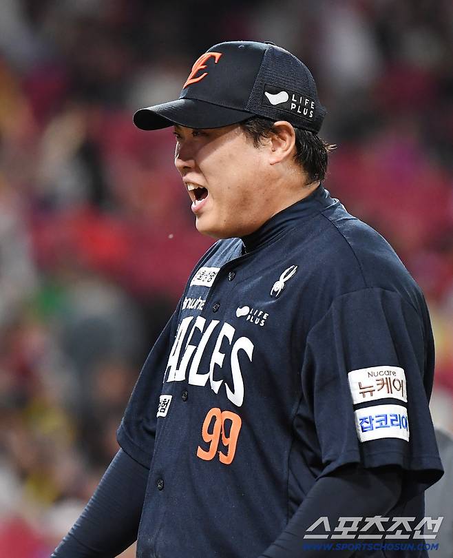 17일 광주 기아챔피언스필드에서 열린 한화-KIA전. 5이닝 2실점으로 승리 요건을 갖춘 한화 선발 류현진이 기뻐하고 있다. 광주=정재근 기자 cjg@sportschosun.com/2025.9.17/