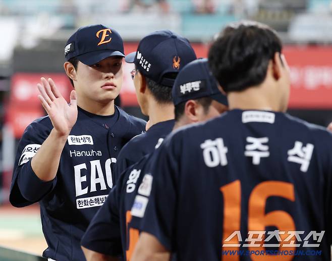 20일 수원 케이티위즈파크에서 열린 KT와 한화의 경기. 7회 투구를 마치고 마운드를 내려오는 한화 문동주. 수원=송정헌 기자songs@sportschosun.com/2025.09.20/