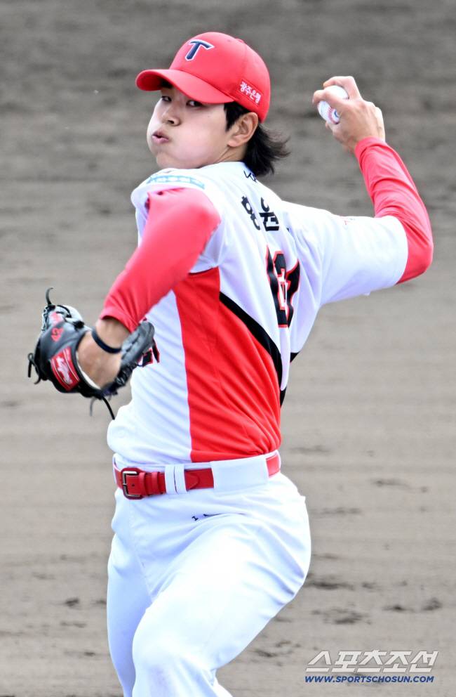 27일 일본 오키나와 킨 스타디움에서 열린 LG와 KIA의 연습경기, KIA 홍원빈이 역투하고 있다. 오키나와(일본)=허상욱 기자 wook@sportschosun.com/2025.02.27/