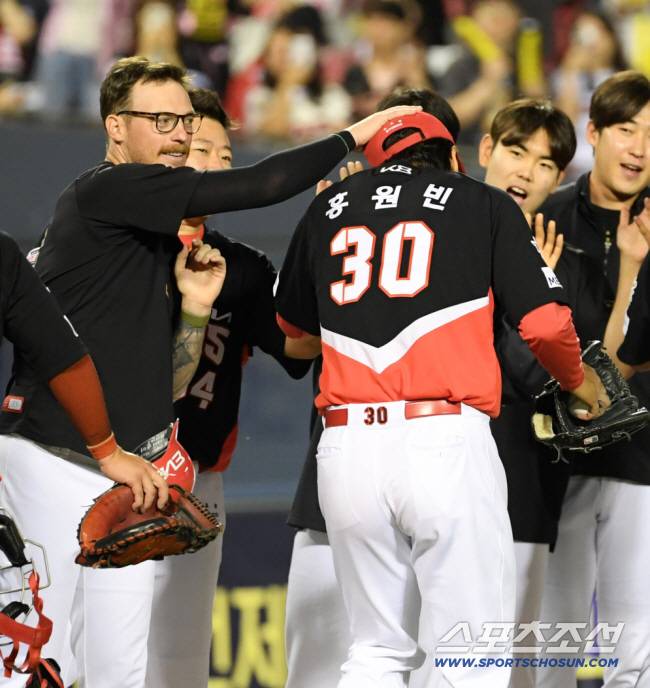 3일 잠실구장에서 열린 두산 베어스와 KIA 타이거즈의 경기. 데뷔전을 치른 KIA 홍원빈을 동료들이 축하해주고 있다. 잠실=박재만 기자 pjm@sportschosun.com/2025.06.03/