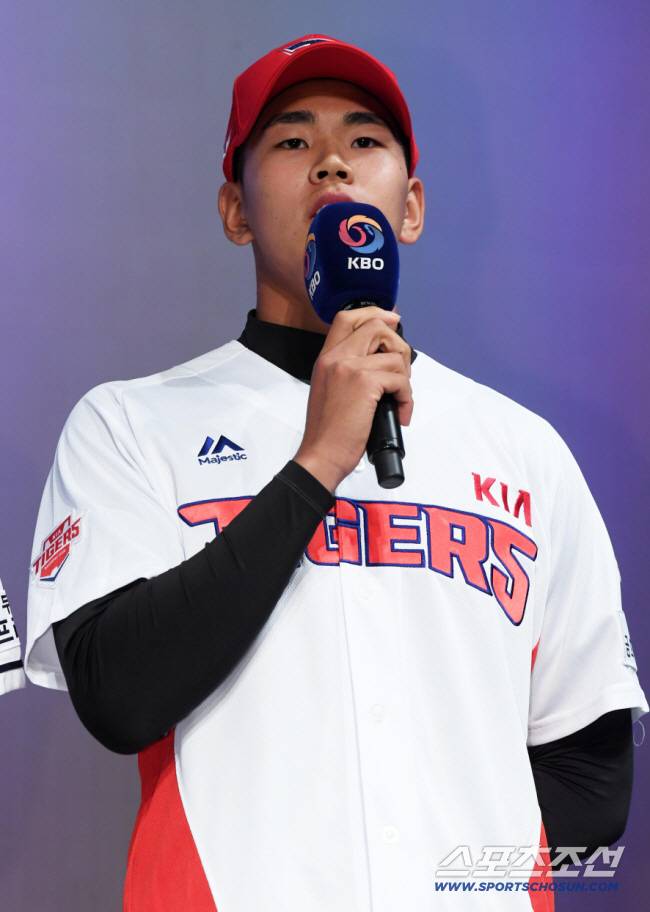 2019 KBO 신인드래프트가 10일 서울 웨스틴조선호텔 그랜드볼룸에서 열렸다. KIA에 지명된 홍원빈이 유니폼을 입고 인사말을 하고 있다.

이번 2차 지명 행사는 1라운드부터 10라운드까지 진행된다. 지명 순서는 2017년 성적의 역순인 KT-삼성-한화-넥센-LG-SK-NC-롯데-두산-KIA 순으로 실시된다. 라운드별로 구단별 1명씩, 모두 100명의 선수들이 KBO 리그 구단의 유니폼을 입게 될 예정이다.

허상욱 기자 wook@sportschosun.com/2018.09.10/