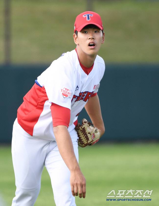 23일 일본 오키나와 킨베이스볼 스타디움에서 KIA 타이거즈 선수단이 스프링캠프 훈련을 펼쳤다. 롱토스 캐치볼 훈련을 하고 있는 홍원빈. 오키나와(일본)=송정헌 기자 songs@sportschosun.com/2019.02.23/