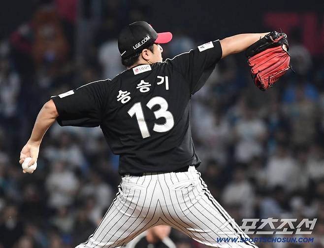 24일 창원 NC파크에서 열린 KBO리그 NC와 LG의 경기. 선발 투구하고 있는 LG 송승기. 창원=송정헌 기자songs@sportschosun.com/2025.09.24/