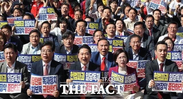 국민의힘의 장외투쟁 전략은 오히려 중도층과 멀어질 수 있다는 우려가 나온다. 사진은 지난 21일 동대구역 광장에서 장외투쟁에 나선 장동혁 국민의힘 대표(사진 앞줄 왼쪽에서 세번째)와 송언석 원내대표, 이인선 의원. /뉴시스