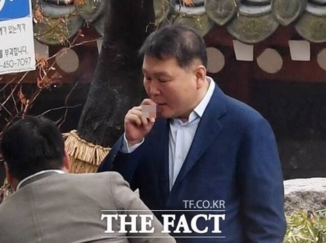 한때 600개가 넘는 매장을 운영해온 네이처리퍼블릭이 지난해 기준 매장 수가 267개까지 급감한 것으로 나타났다. 사진은 올해 초 네이처리퍼블릭 대표이사 자리에서 내려온 창업주 정운호 회장. /더팩트 DB