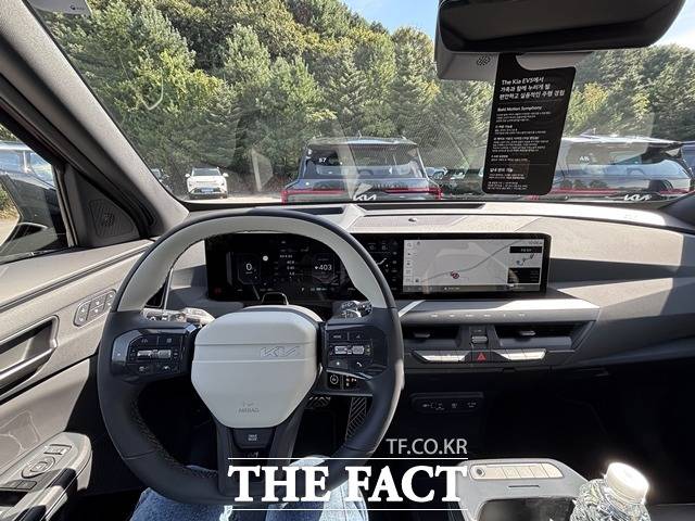 EV5 운전석. 파노라믹 와이드 디스플레이와 컬럼식 전자 변속 레버가 눈에 띈다. /황지향 기자