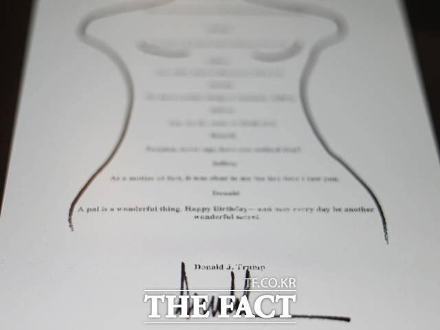 트럼프 대통령은 NYT, 월스트리트저널(WSJ) 등 자신에게 비판적인 태도를 보이는 언론사를 상대로 수십조원대 소송을 제기했다. 사진은 트럼프 대통령이 지난 2003년 아동성범죄자 제프리 엡스타인의 50번째 생일을 맞아 보낸 것으로 추정되는 '외설적 그림'이 그려진 편지. /AP.뉴시스