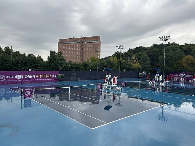 장호배가 열리고 있는 서울 장충 장호테니스장. 우천으로 8강 경기가 다음날로 연기됐다.