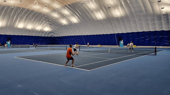 경남 고성 테니스 에어돔에서 동호인들이 게임을 하고 있다. 사진/필드원
