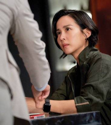 조여정은 ‘살인자 리포트’ 에서 특종을 잡기 위해 고군분투 하는 기자 백선주를 연기했다.