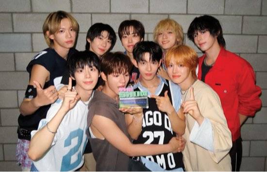 SBS ‘유니버스 리그’를 통해 결성된 아홉은 데뷔 10일 만에 음악방송 3관왕을 기록했다.