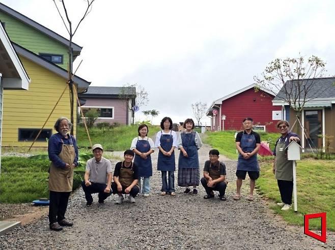전북 고창군 대산면 언덕 위에 들어선 서점마을에는 철학·그래픽노블·생태·여행·그림책 등 여섯 개의 작은 서점이 모여 책으로 다시 삶을 짓고, 공동체와 나눔을 중심에 두는 방식의 은퇴 후 삶을 살아가고 있다. 박창원 기자.