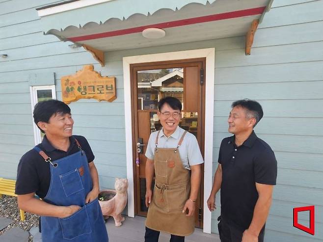 1980년대 조선대학교 중국어과에서 학생 운동을 했던 (사진 왼쪽부터) 강준석·김철홍·김성열씨. 세 사람은 소방기사, 육류영업, 식자재 유통으로 직장 생활과 사회활동을 해왔으며,은퇴 이후엔 책방과 마을공동체를 통해 삶의 방식을 바꾸는 도전을 하고 있다. 박창원 기자