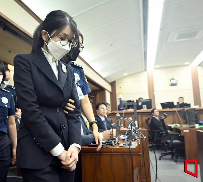 도이치모터스 주가조작 혐의와 통일교 금품수수 의혹 등으로 구속기소된 김건희 여사의 첫 재판이 24일 오후에 열렸다. 김 여사가 법정에 들어서고 있다. 2025. 9. 25. 사진공동취재단