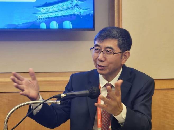 장시안엔 중국 선전기술연구원 교수가 아시아경제와 인터뷰 하고 있다. 김종화 기자