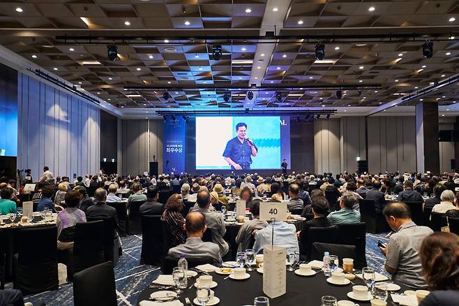 최근 열린 VL르웨스트 입주예정자 초청 웰컴데이에서 김창옥 교수가 강연하고 있다. /롯데건설