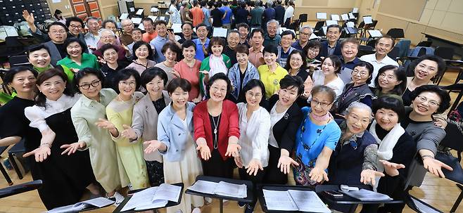 23일 오후 ‘청춘합창단’ 단원들이 과천시민회관 연습실에서 6·25 전쟁에 참전했던 해외 참전 용사들을 위한 공연을 준비하기 전 사진 촬영을 하고 있다. 이들은 내달 참전국인 튀르키예와 그리스를 시작으로 22국 순회 공연에 나선다./ 고운호 기자