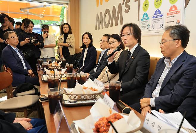 23일 서울 마포구 한 치킨 프랜차이즈 가맹점에서 주병기(오른쪽에서 넷째) 공정거래위원장이 치킨·도넛·돈가스 등 분야 가맹점주, 한국프랜차이즈산업협회 관계자들과 간담회를 갖고 가맹 본부가 점주 단체의 직접 협상 요청에 응하도록 의무화하는 등의 가맹점주 권익 강화 종합 대책을 발표했다. /장경식 기자