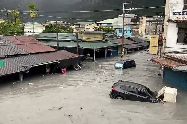 언색호 범람으로 광푸향(Guangfu township)이 침수되면서 차량들이 물에 잠겼다. /AFP 연합뉴스