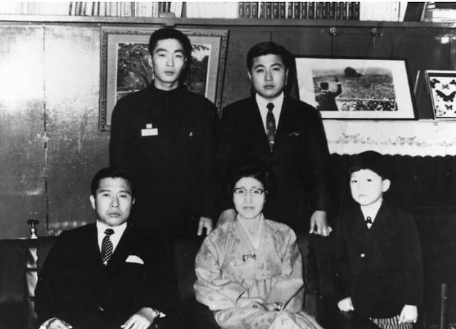 김대중(앞줄 맨 왼쪽) 전 대통령의 1971년 가족사진. 차남 김홍업(뒷줄 왼쪽부터 시계방향) 김대중평화센터 이사장 , 장남 김홍일 전 민주당 의원, 삼남 김홍걸 민주당 의원, 이희호 여사. /김대중평화센터