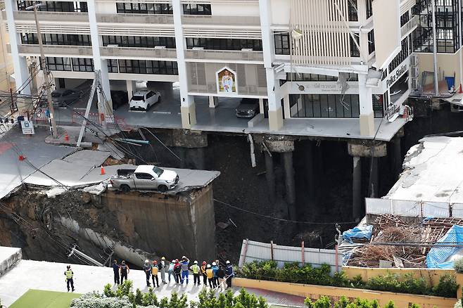 24일 태국 방콕의 한 도로에서 발생한 싱크홀 사고 현장. /EPA 연합뉴스