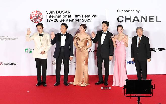 9월 17일 부산국제영화제 개막식에서 개막작 ‘어쩔 수가 없다’의 감독과 배우들이 입장하고 있다. 부산국제영화제는 아시아 최대 영화제로, 올해 30회를 맞이했다./조선일보DB